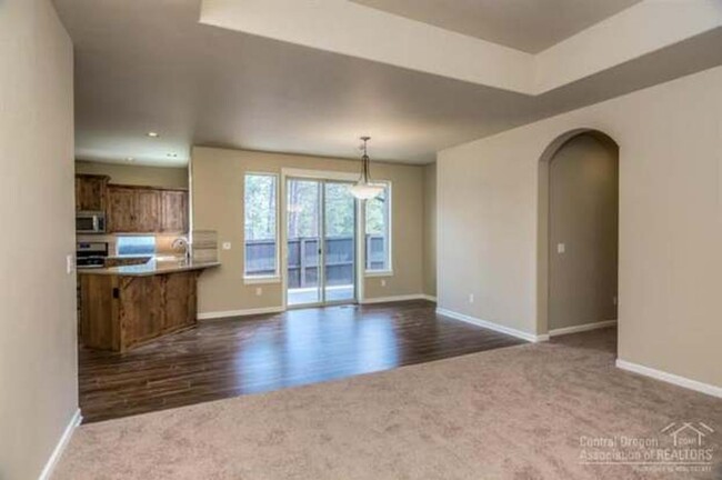 Building Photo - Immaculate Bend Single Level Townhome!