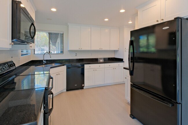 Building Photo - Spacious 3 Bedroom 2 Bath townhome for ren...