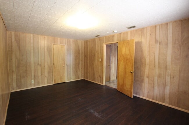 Building Photo - 1428 E Houston St