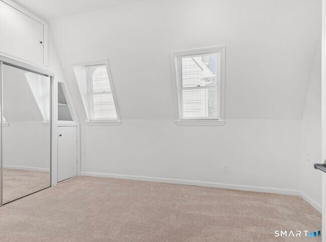 Building Photo - 709 Tunxis Hill Rd