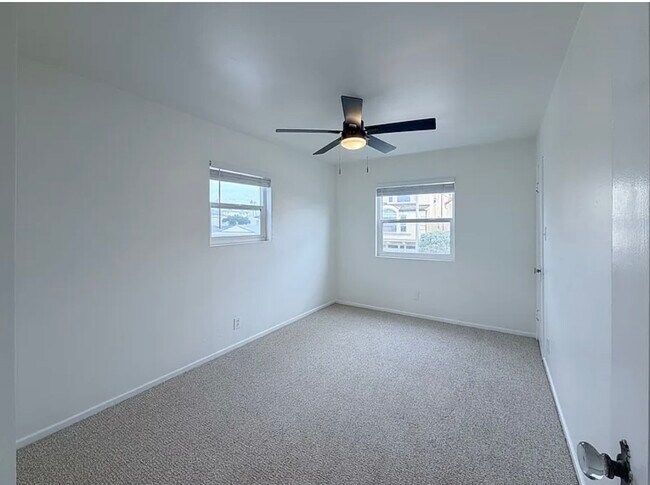 Building Photo - 4027 Ocean Dr