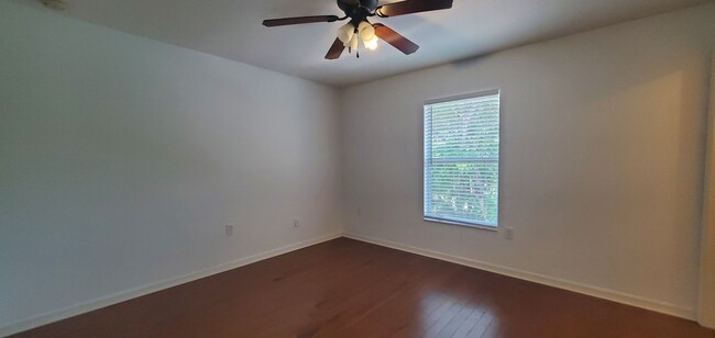 Building Photo - Gorgeous 4-Bedroom, 3-Bathroom Home in Tampa