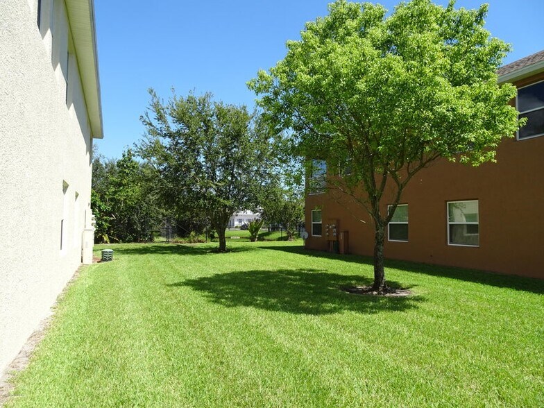Green Space - 1020 Venetian Dr