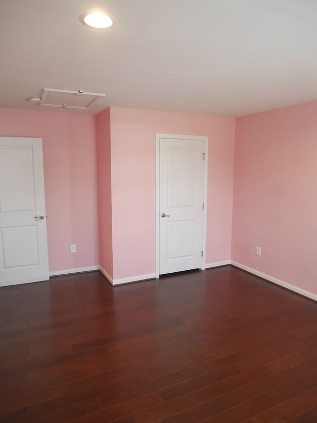 Building Photo - Elegant 4-Bedroom Single-Family Home with ...