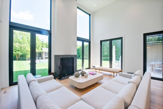 Building Photo - 60 Gansett Ln