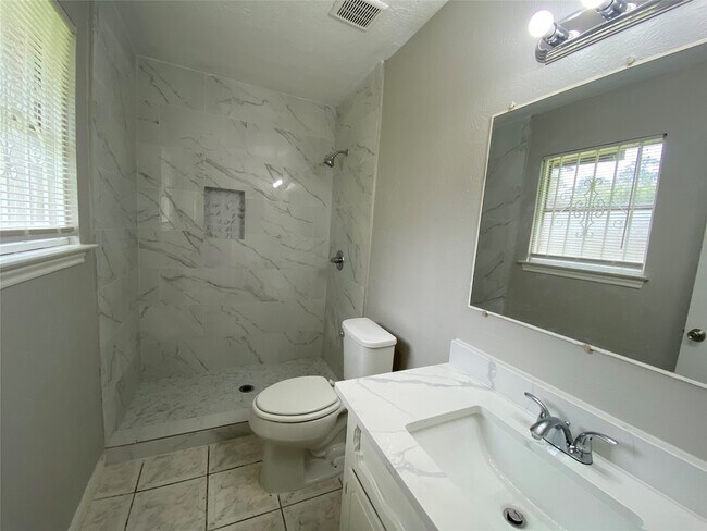 Building Photo - 12730 Labelle Ln