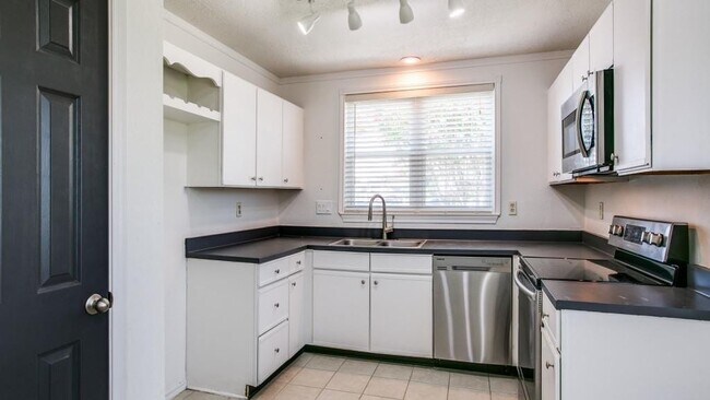 Building Photo - 2401 Brooke Ct