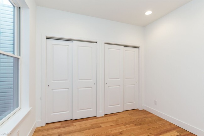 Building Photo - 2 br, 1 bath Triplex - 2308 E LEHIGH AVE U...