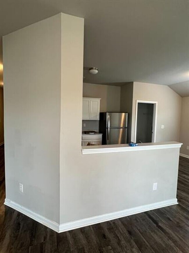 Building Photo - Modern 3-Bedroom Home with Spacious Backya...