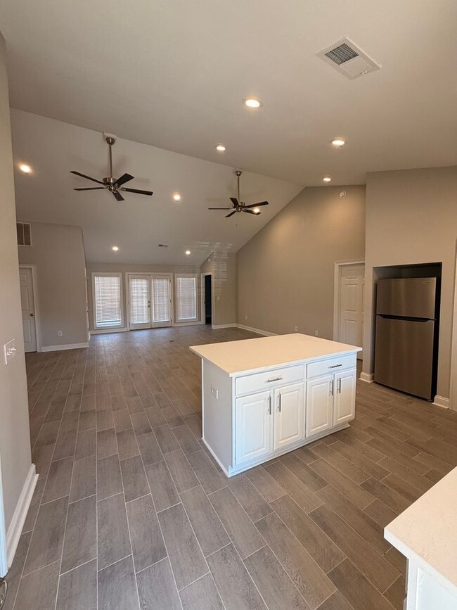 Building Photo - Newly Renovated!