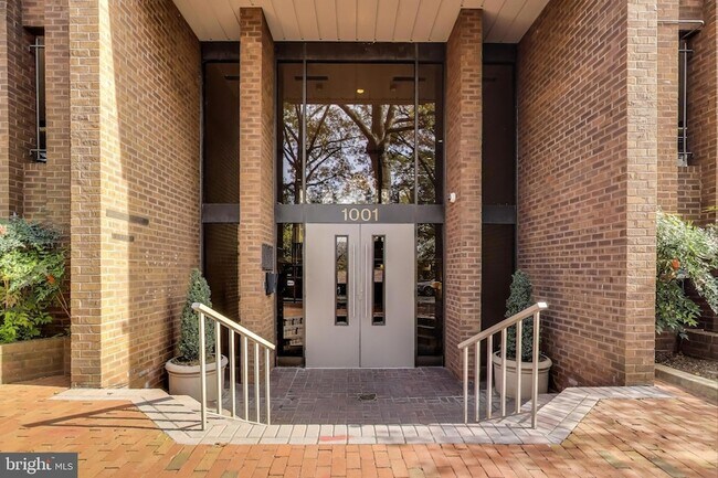 Building Photo - 1001 26th St NW