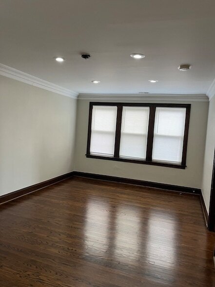 Building Photo - 6615 S Sacramento Ave
