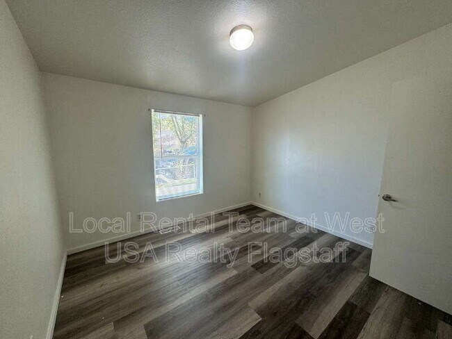 Building Photo - 405 W Phoenix Ave