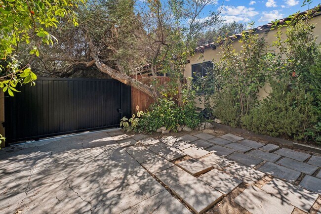 Building Photo - Private and comfortable 1 bed, 1 bath bung...