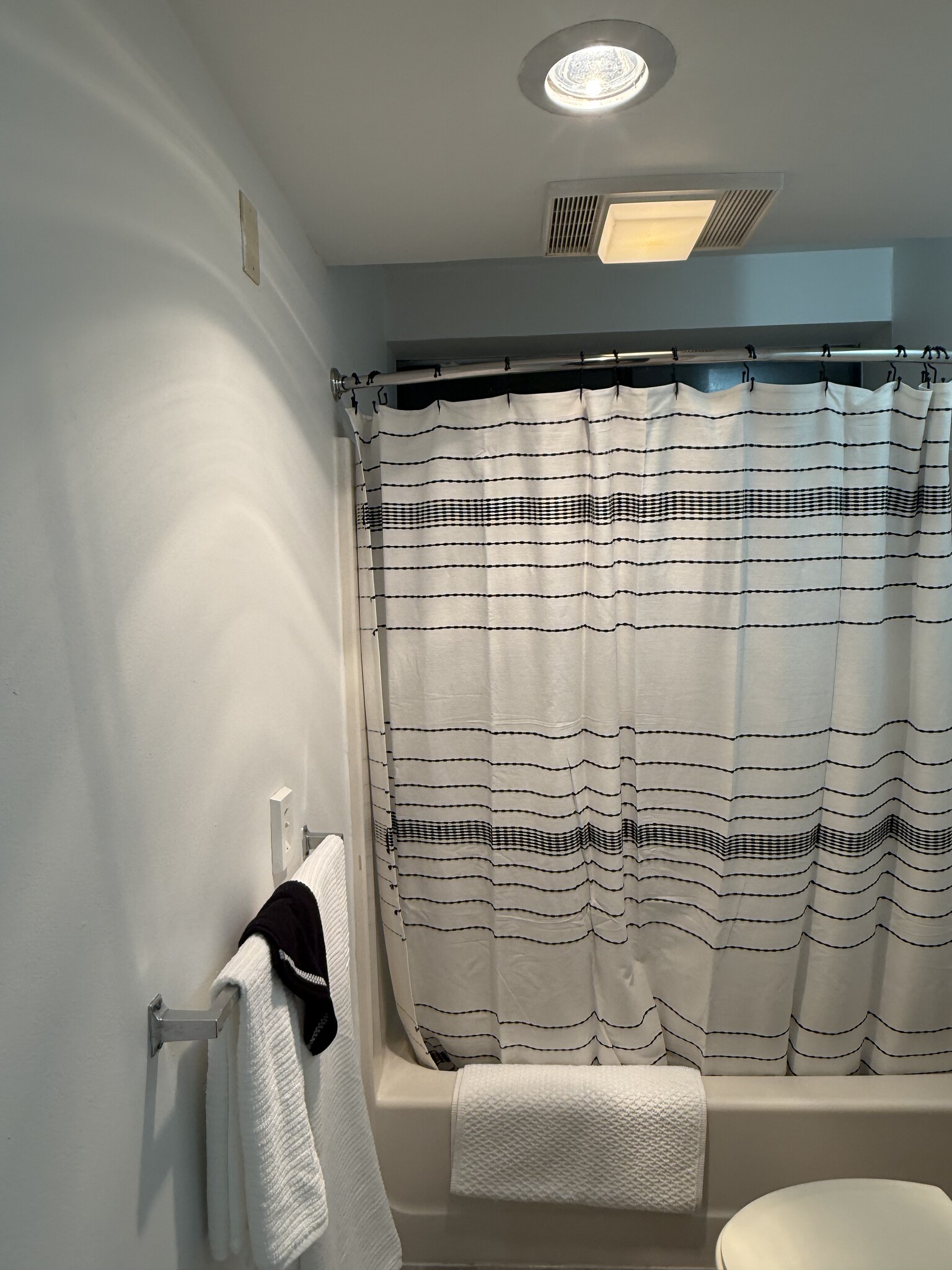 Building Photo - 1049 Danby Rd