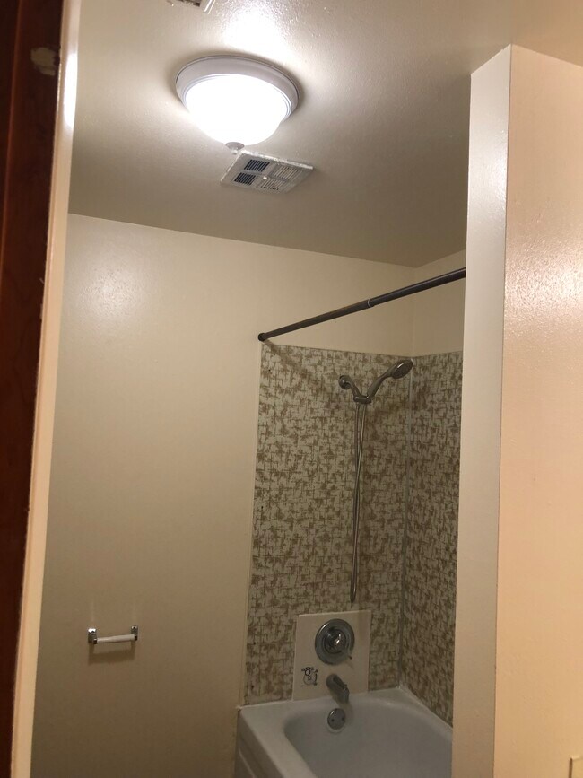 Building Photo - 595 NW Oak Ave