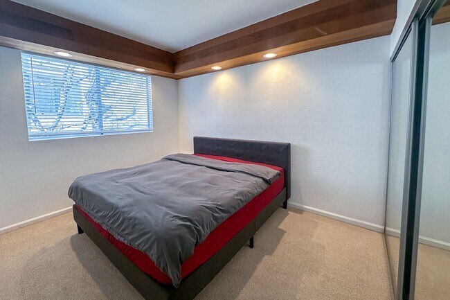 Building Photo - An Enchanted View Townhome