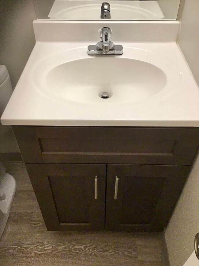 Building Photo - Comfortable 1 Bed Downtown