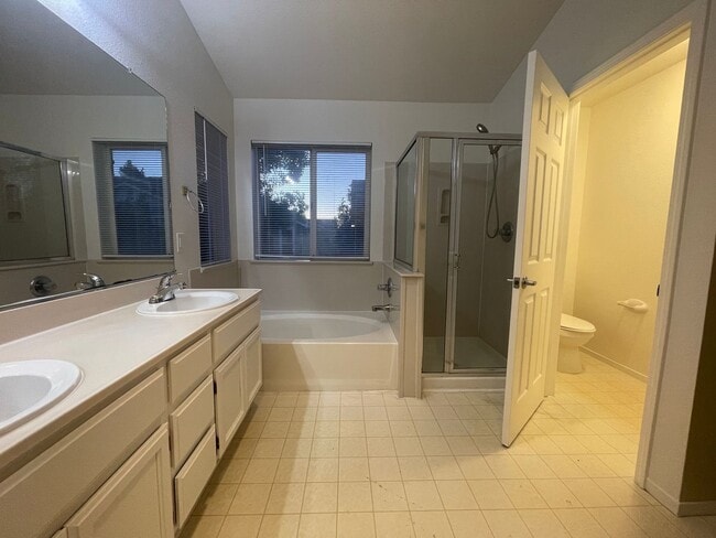 Building Photo - Wonderful Home Close to Shopping and Public Transportation.