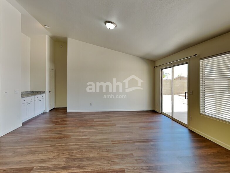 Building Photo - 7647 W Cameron Dr