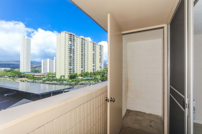 Building Photo - Sunset Lakeview - Fully renovated 3 bedroom, 2 bath on lower floor comes with tandem parking for ...