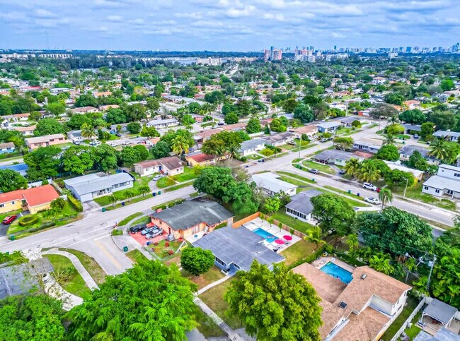 Building Photo - 17621 NE 7th Ave