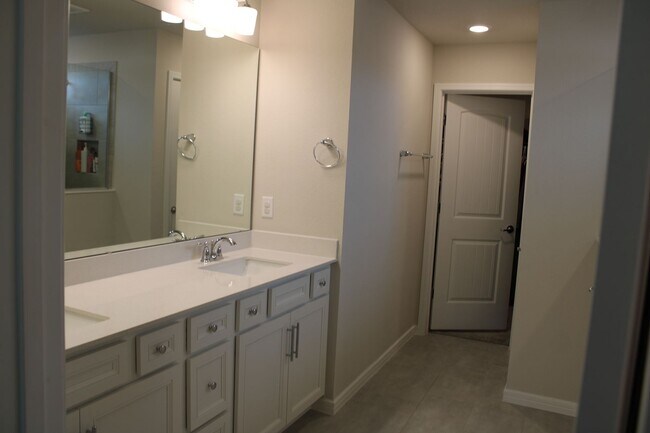 Building Photo - Spacious 5 Bedroom, 3 Bathroom in Gated Se...
