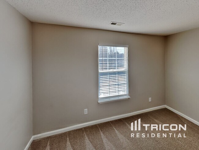 Building Photo - 242 Julian Pond Ln