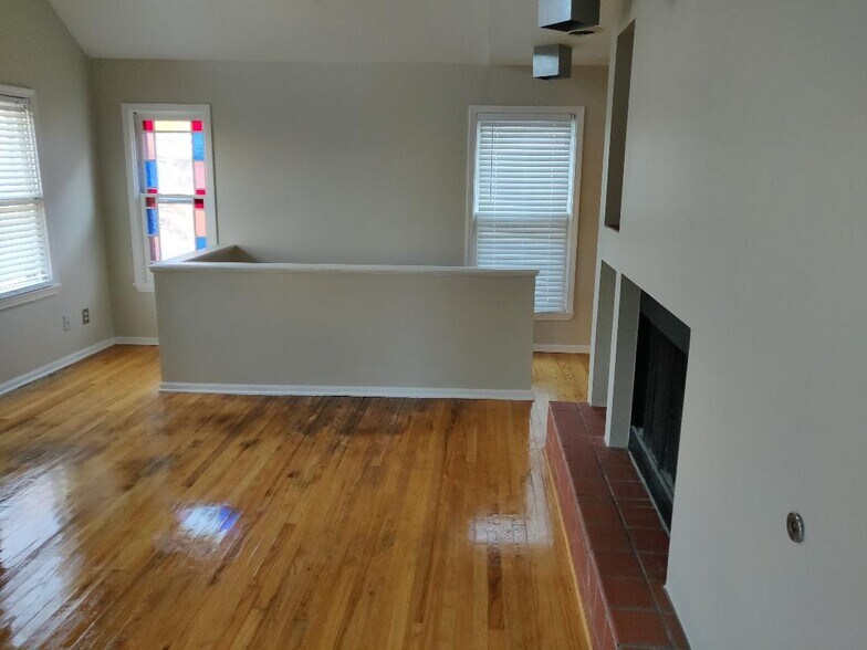 Building Photo - 3158 Oak St