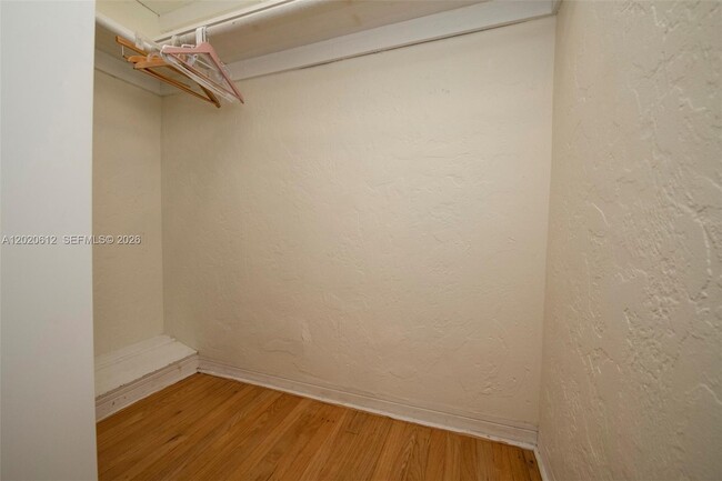 Building Photo - 2463 Pine Tree Dr