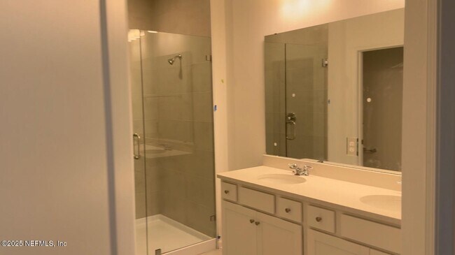 Building Photo - 213 Silver Myrtle Ct