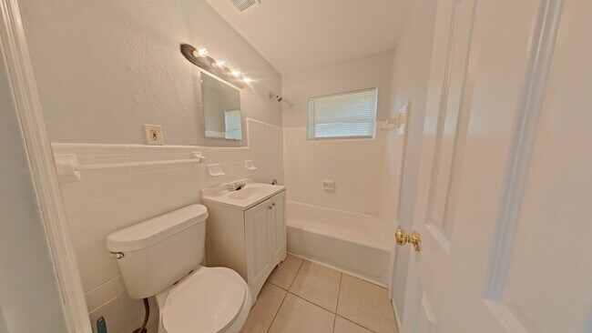 Building Photo - Cute Updated 2/1 with Bonus Room in Fort P...