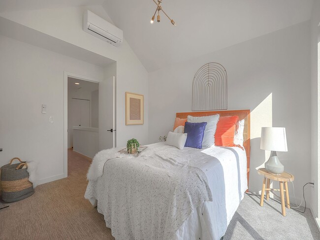 Building Photo - Stunning Townhome-Style Unit with Washer/D...