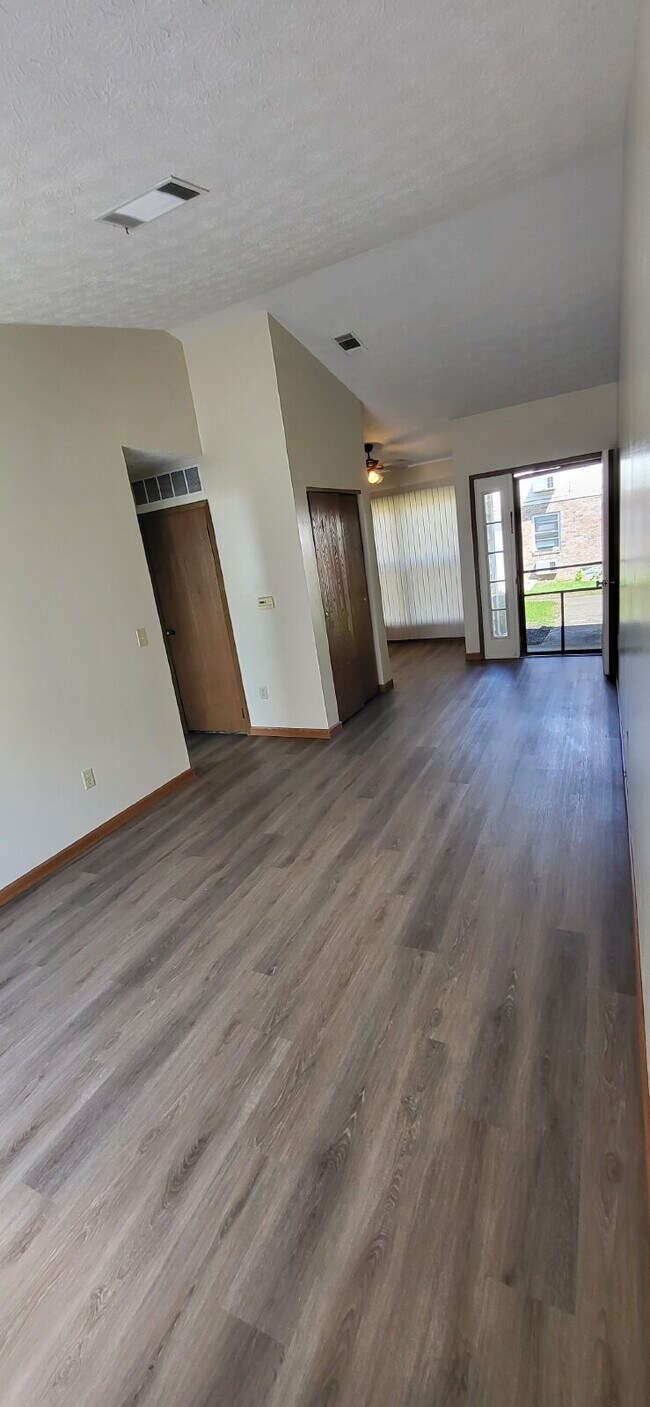 Building Photo - 1 Bed Single Level Apartment with Garage