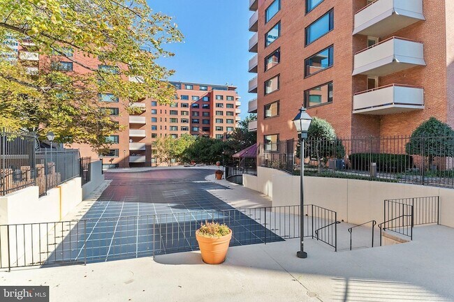 Building Photo - 1021 Arlington Blvd