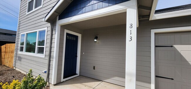 Building Photo - MOVE IN SPECIAL! New Construction Duplex i...