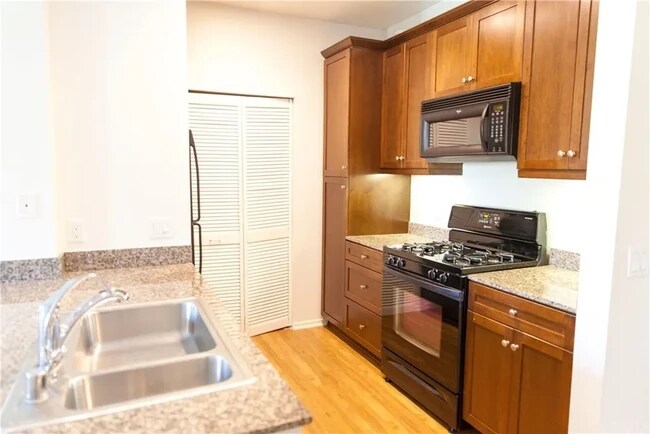 Building Photo - 1362 Scholarship