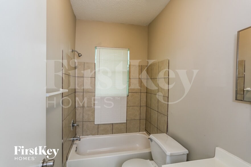 Building Photo - 690 N Willett St