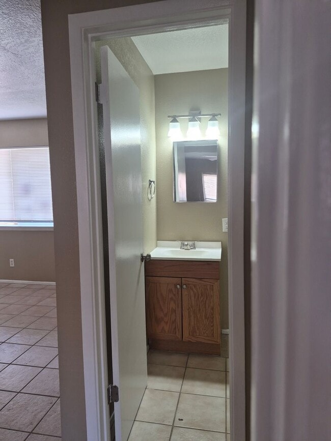 Building Photo - One Bedroom Apartment