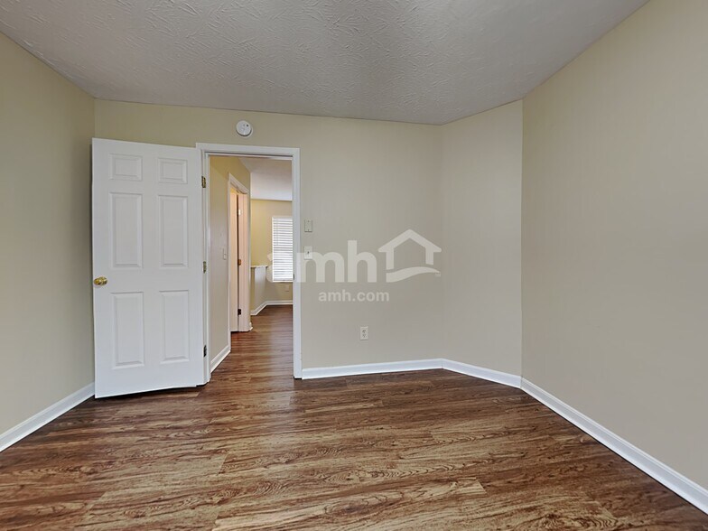 Building Photo - 2330 Antoinette Way