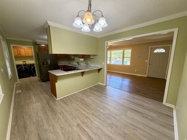 Building Photo - Minutes from Shaw AFB!