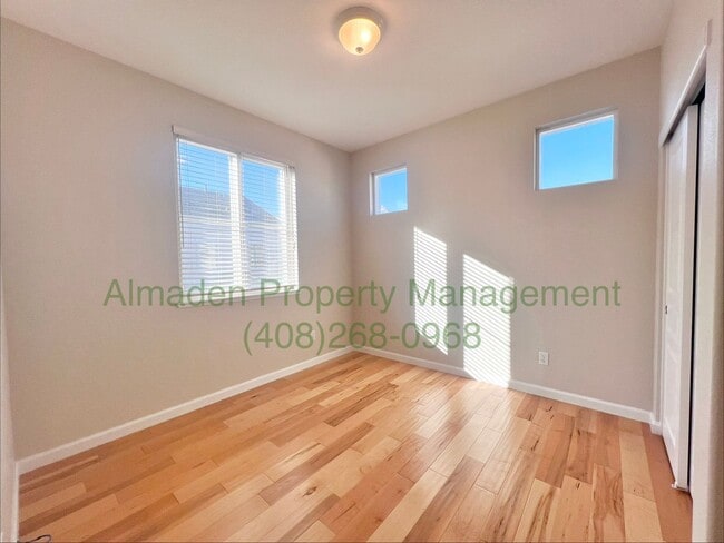 Building Photo - Newer Corner Townhome in Great Location! Central A/C & Pets Negotiable!