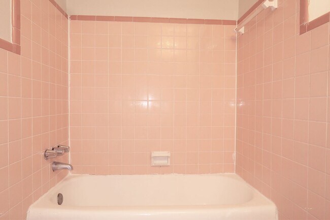Building Photo - 1/2 OFF 3 Bedroom, 1 Bathroom Home for Ren...