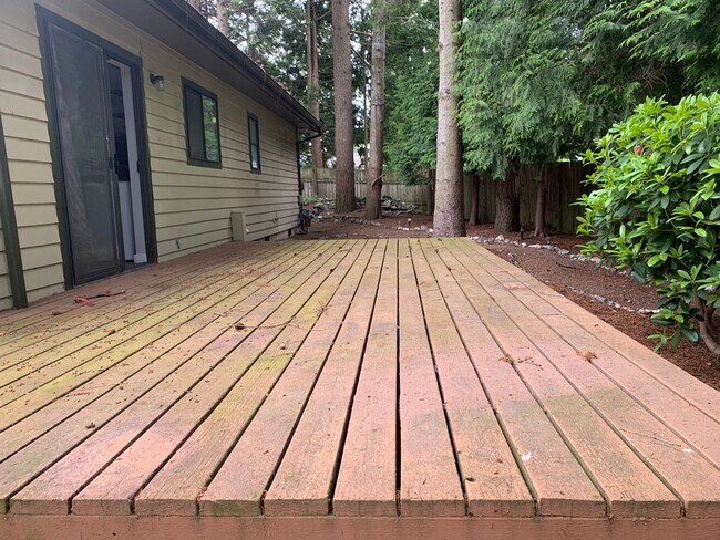 Building Photo - Newly Updated 2 Bed. 2 Bath Home on Fenced...