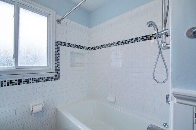 Building Photo - 4Bd/1.75Ba Edmonds House