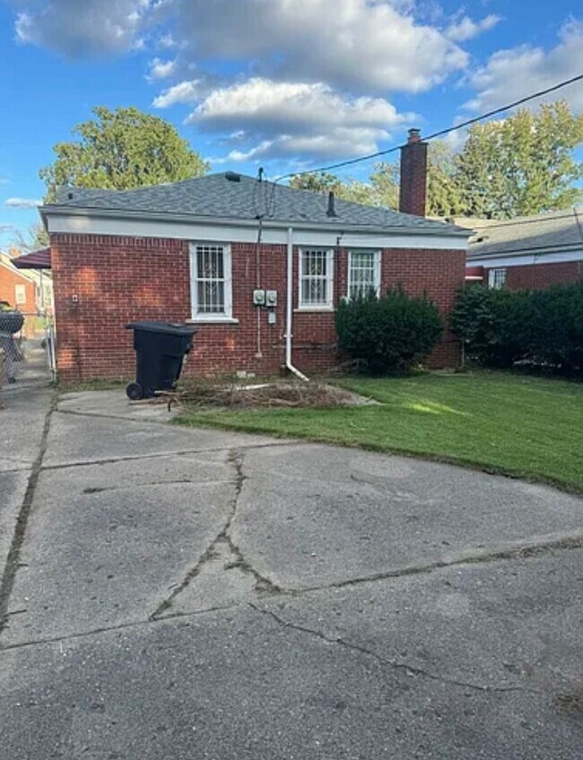 Building Photo - 3 bedroom brick ranch
