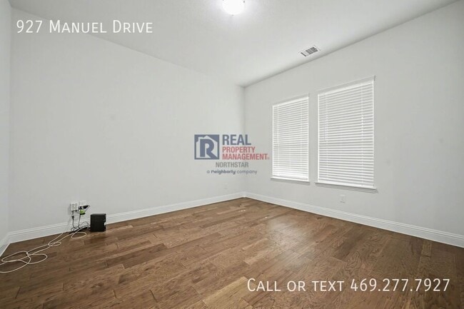 Building Photo - 927 Manuel Dr