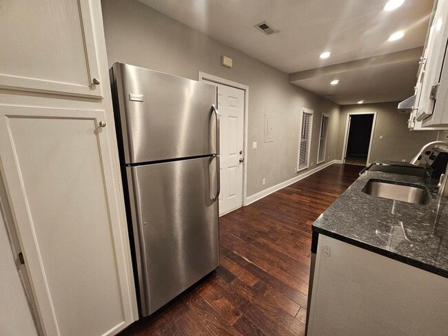 Building Photo - 402 W 3rd Ave