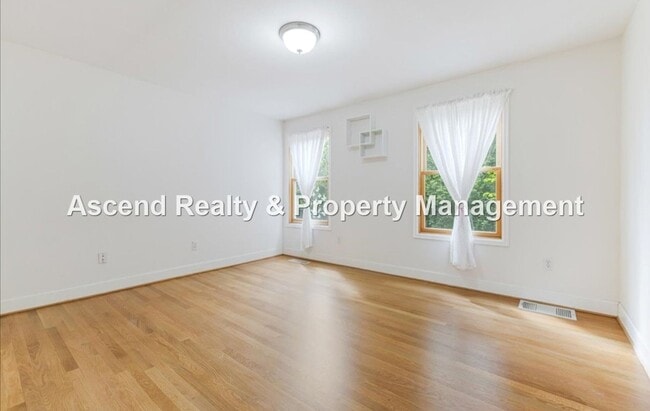 Building Photo - Available NOW! 3 Level 4bed/3bath Convenie...