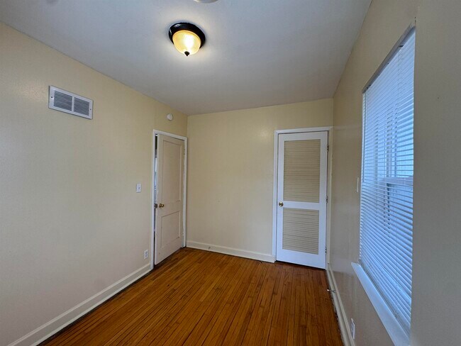 Building Photo - 2824 School St